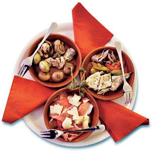 Dazu gibt es Würzbissen aus der Vitrine und Fleisch, mit Käse gratiniert. 