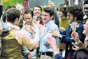 "Hi, I'm Harvey Milk and I'm here to recruit you": der formidable Sean Penn (Mitte) als schwuler US-Stadtpolitiker mit überregionaler und andauernder Strahlkraft in Gus Van Sants "Milk".
"Hi, I'm Harvey Milk and I'm here to recruit you": der formidable Sean Penn (Mitte) als schwuler US-Stadtpolitiker mit überregionaler und andauernder Strahlkraft in Gus Van Sants "Milk".
