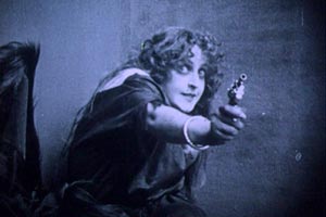 Ein Mädchen und ein Revolver – nach J.-L. Godard und D. W. Griffith die Formel fürs Kino: Gustav Deutsch formt daraus eine Kosmologie, die bis an den Ursprung der Welt zurückführt. 
&nbsp;
&nbsp;