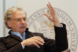 "Dinosaurier" Ferdinand Morawetz vom Verein für Anti-Piraterie plädiert für legale Downloads. "Dinosaurier" Ferdinand Morawetz vom Verein für Anti-Piraterie plädiert für legale Downloads.
