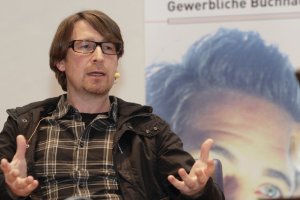 DJ und Labelbetreiber Karl Moestl hat aufgehört, CDs zu produzieren: "Das rechnet sich leider nicht mehr." DJ und Labelbetreiber Karl Moestl hat aufgehört, CDs zu produzieren: "Das rechnet sich leider nicht mehr."