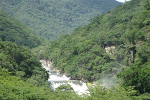 Die Micos-Wasserfälle von oben, eingebettet in saftiges Grün. Die Micos-Wasserfälle von oben, eingebettet in saftiges Grün.