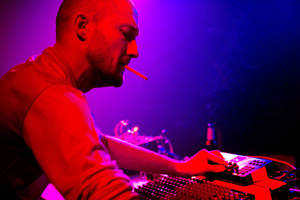 "Berlin Calling" : Der echte DJ Paul Kalkbrenner verliert als fiktiver DJ Ickarus die Bodenhaftung. "Berlin Calling" : Der echte DJ Paul Kalkbrenner verliert als fiktiver DJ Ickarus die Bodenhaftung.
