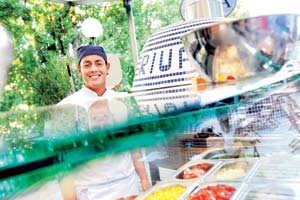 Artikelbild: Zwei Minuten brüllende Hitze - und fertig. Pizzaiolo Donato Santoro ist den Sommer über aus Neapel da. - Foto: Heribert Corn