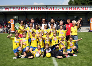 Foto: Pressefoto Votava Artikelbild: Die Siegerinnen - das BRG 22 Polgarstraße - beim 7. Wiener Tag des Mädchenfußballs. - Foto: Pressefoto Votava