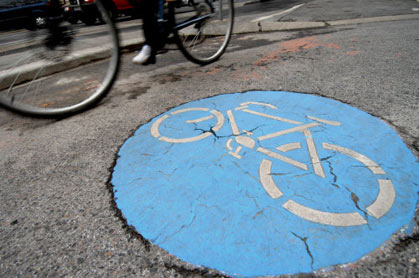 Von oben auf das Fahrrad-Zeichen zufahren? Erlaubt, sagt das Gesetz