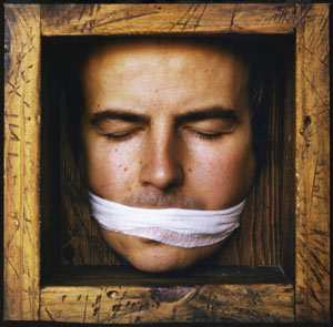 Foto: KHM Artikelbild: "Alteration2" - Selbstporträt und Teil einer 16-teiligen Serie von gemäldeartigen Fotos von Igor Makarevich, die zwischen Gemälden im Kunsthistorischen Museum in Wien hängen. - Foto: KHM