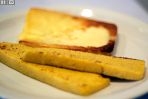 So sieht auf der Terrazza in Interneppo ein fleisch- und fischfreies Hauptgericht aus: Polenta mit gebratenem Käse. Keine leichte Aufgabe. So sieht auf der Terrazza in Interneppo ein fleisch- und fischfreies Hauptgericht aus: Polenta mit gebratenem Käse. Keine leichte Aufgabe.