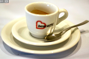 Und diese Tasse fand der Fidler auch allerliebst (hat sie aber nur fotografiert, und nicht eingesteckt, wo denken Sie hin!) Und diese Tasse fand der Fidler auch allerliebst (hat sie aber nur fotografiert, und nicht eingesteckt, wo denken Sie hin!)