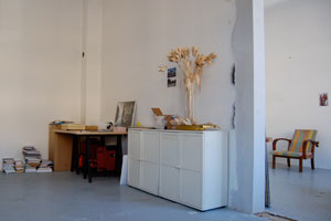 Sonia Leimers Atelier: Außenansicht des zum Abriss freigegeben Häuschens und großzügiger Arbeitsraum im Inneren.
Sonia Leimers Atelier: Außenansicht des zum Abriss freigegeben Häuschens und großzügiger Arbeitsraum im Inneren.

