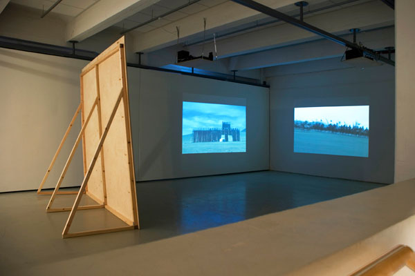 &nbsp;
Stills aus Sonia Leimers Video Chinese Wall (2008) und der
BBC-Dokumentation über Dschingis Khan sowie (unten)
Installationsansicht der Arbeit mit architektonischer Inszenierung.
&nbsp;
Links:http://sonialeimer.netwww.bellstreet.netwww.k-haus.atwww.saprophyt.net