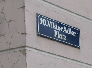 "Der Platz schreibt sich mit ‚k', und die Person schreibt sich mit ‚c'" "Der Platz schreibt sich mit ‚k', und die Person schreibt sich mit ‚c'"
