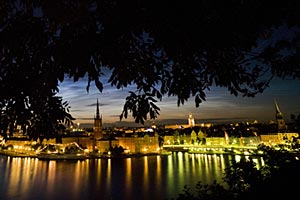 Die Perspektive auf Stockholm als erste "Grüne Hauptstadt Europas"
kommt hier aus dem einzigen innerstädtischen Nationalpark weltweit. Die Perspektive auf Stockholm als erste "Grüne Hauptstadt Europas"
kommt hier aus dem einzigen innerstädtischen Nationalpark weltweit.