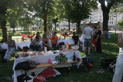 Ein Park in Margareten mit einer Prise Pariser Flair: "Guerilla-Dinner" und Hängemattenidyll im Kreisky-Park. Ein Park in Margareten mit einer Prise Pariser Flair: "Guerilla-Dinner" und Hängemattenidyll im Kreisky-Park.
