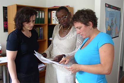 Artikelbild: Koordinatorin Evelyn Probst (rechts) berät sich mit Kolleginnen.  - Foto: Melanie Andrej