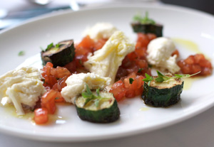1 von 8, fleischlos: Mozzarella mit, so höre ich, sehr feinen gebratenen Zucchini. Gebratene Zucchini halt, finde ich. 1 von 8, fleischlos: Mozzarella mit, so höre ich, sehr feinen gebratenen Zucchini. Gebratene Zucchini halt, finde ich.