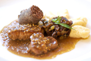 3 von 4, sehr fleischlich: Haggis (hinten), Kalbsrücken, Kalbsniere (links vom Hinter- in den Vordergrund) 3 von 4, sehr fleischlich: Haggis (hinten), Kalbsrücken, Kalbsniere (links vom Hinter- in den Vordergrund)