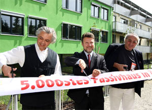 Eröffneten das 5000. Passivhaus Österreichs: Fritz Oettl von der IG Passivhaus, Wohnbaustadtrat Michael Ludwig und Architekt Werner Hackermüller (v.l.). Eröffneten das 5000. Passivhaus Österreichs: Fritz Oettl von der IG Passivhaus, Wohnbaustadtrat Michael Ludwig und Architekt Werner Hackermüller (v.l.).