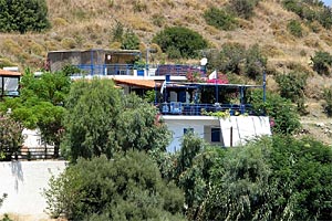 Empfehlenswerte Unterkünfte sind das Hotel Cavos Bay in Armenistis oder die ein-facheren, aber charmanten Zimmer der Pension Dionysos in Kampos (Bild).
