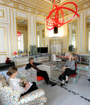 Foto: STANDARD/Corn Artikelbild: "Reden wir über Ihre Rede in Salzburg, Frau Ministerin" : Die Autorin
Marlene Streeruwitz (re.) im Gespräch mit Claudia Schmied (Mi.). - Foto: STANDARD/Corn