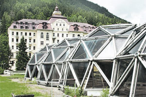 Das Dach des Kongresshauses hat schon bessere Zeiten erlebt. Das Grand Hotel de l'Europe auch. Das Dach des Kongresshauses hat schon bessere Zeiten erlebt. Das Grand Hotel de l'Europe auch.