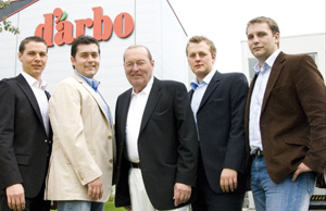 Nun sind seine Söhne am Ruder (von li nach re: Sohn Martin, Matthias, Klaus sen., Klaus jun. und Stefan Darbo) Nun sind seine Söhne am Ruder (von li nach re: Sohn Martin, Matthias, Klaus sen., Klaus jun. und Stefan Darbo)