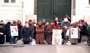 Foto: Standard/Fischer Artikelbild: Stummer Protest mit religiösen Symbolen: Das Ambulatorium am Fleischmarkt ist immer wieder Ziel von AbtreibungsgegnerInnen. - Foto: Standard/Fischer