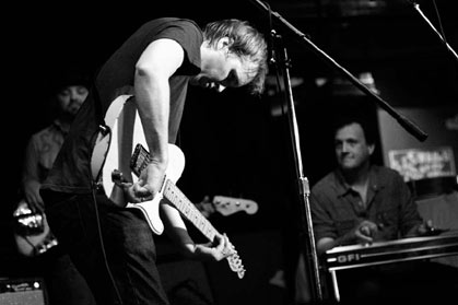 Chuck Prophet und seine bewährte Squier Telecaster. Chuck Prophet und seine bewährte Squier Telecaster.