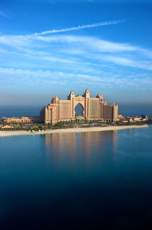 Das Hotel Atlantis ist ein bisschen Plattenbau, ein bisschen
Zuckerguss. Das Hotel Atlantis ist ein bisschen Plattenbau, ein bisschen
Zuckerguss.