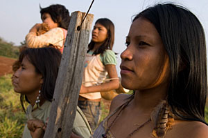 Die starken Frauen der Guarani-Kaiowá kämpfen mit List und
Verführung: Marco Bechis versetzt den Western in "Bird-watchers" nach
Brasilien.
Die starken Frauen der Guarani-Kaiowá kämpfen mit List und
Verführung: Marco Bechis versetzt den Western in "Bird-watchers" nach
Brasilien.