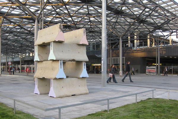 Artikelbild: Skulpturales Arrangement aus Baustellenmaterial: Heavy Work (stack) (2009) von Marita Fraser und Alex Lawler.
&nbsp; - Foto: Fluc/Wagner