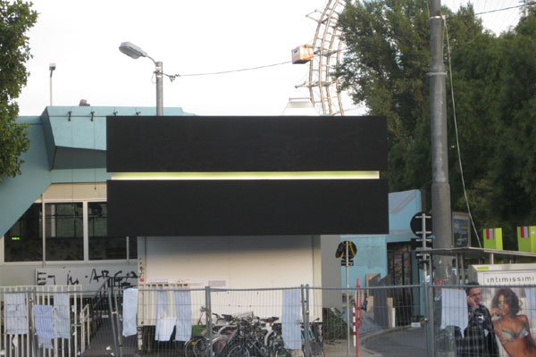 Artikelbild: Reduktionistische Medienfassade und Projektionsfläche für Wunschvorstellungen: 1:2,35 (2009) von Sonja Gangl.
&nbsp; - Foto: Fluc/Wagner