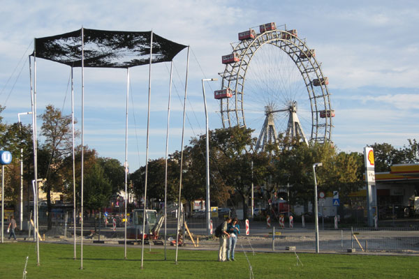 Artikelbild: Ein Baldachin als erweiterer Raum: O.T. (Lichtung) (2009) von Johannes Vogl.
&nbsp; - Foto: Fluc/Wagner