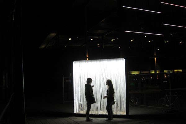 Artikelbild: Lichtdusche als Serviceobjekt für Nacht-Reisende: TS_001_LUX (2009) von Viktoria Tremmel und Andreas Strauss.
&nbsp; - Foto: Fluc/Wagner