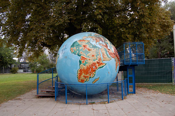 Artikelbild: Wiederbelebung einer vergessenen Attraktion: Versetzung der Welt (2009) von Christian Mayer.
&nbsp; - Foto: derStandard.at