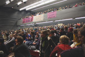 Mehrere hundert StudentInnen besetzten das Audi Max der Uni Wien nach einer Demonstration im Votivpark. Mehrere hundert StudentInnen besetzten das Audi Max der Uni Wien nach einer Demonstration im Votivpark.