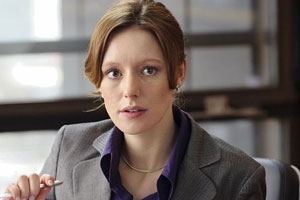 Ira Engel (Lavinia Wilson) will ihre Prämie, hat sie doch sonst keine Sicherheiten. Ira Engel (Lavinia Wilson) will ihre Prämie, hat sie doch sonst keine Sicherheiten.