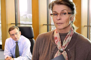 Senta Berger als korrekte Frau Böhm. Senta Berger als korrekte Frau Böhm.