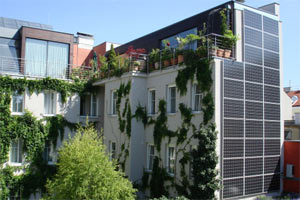 Das Hotel versorgt sich selbst mit Energie: Die Feuermauer liefert Sonnenstrom - auf dem Dach wird das Warmwasser aufbereitet - Windräder sollen zusätzlich Strom liefern Das Hotel versorgt sich selbst mit Energie: Die Feuermauer liefert Sonnenstrom - auf dem Dach wird das Warmwasser aufbereitet - Windräder sollen zusätzlich Strom liefern