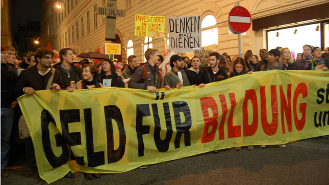 Die Demonstranten in Wien verlangen lauthals mehr Geld für Bildung. 