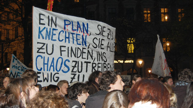 Sie tragen zahlreiche Transparente mit sich.