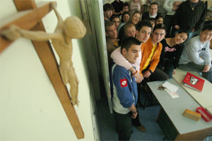 Das Kreuz mit dem Kreuz in den Schulen: In Österreich ist die Anbringung gesetzlich vorgesehen, wenn die Mehrheit der Schüler einem christlichem Religionsbekenntnis angehören. Das Kreuz mit dem Kreuz in den Schulen: In Österreich ist die Anbringung gesetzlich vorgesehen, wenn die Mehrheit der Schüler einem christlichem Religionsbekenntnis angehören.