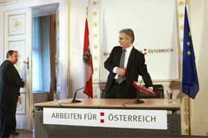 Stell dir vor, das Audimax der Uni Wien ist besetzt - und keiner von
uns geht hin: In diesem Punkt sind sich Werner Faymann (re.) und Josef
Pröll jedenfalls einig. Stell dir vor, das Audimax der Uni Wien ist besetzt - und keiner von
uns geht hin: In diesem Punkt sind sich Werner Faymann (re.) und Josef
Pröll jedenfalls einig.