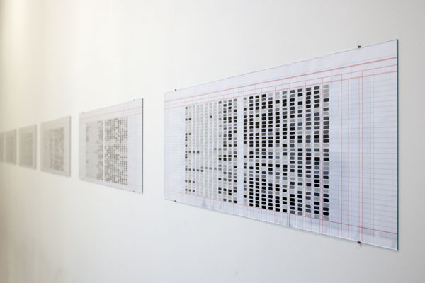 Zeit als Code: temporal translation (oben) und daily mapping (unten) übersetzt das Künstlerleben in Strichcodes und monochrome Flächen.