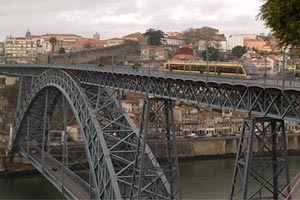 1881 bis 1886 baute Téophile Seyrig an der Brücke Dom Luís I. Zuvor war
er zehn Jahre Geschäftspartner Gustave Eiffels, der davor wenige
hundert Meter entfernt die Eisenbahnbrücke Maria Pia errichtete.
Mehr Fotos von Porto gibt's in einer Ansichtssache. 1881 bis 1886 baute Téophile Seyrig an der Brücke Dom Luís I. Zuvor war
er zehn Jahre Geschäftspartner Gustave Eiffels, der davor wenige
hundert Meter entfernt die Eisenbahnbrücke Maria Pia errichtete.
Mehr Fotos von Porto gibt's in einer Ansichtssache.