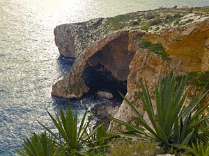 Ist die See ruhig, kann die "Blaue Grotte" mit Booten besichtigt werden.Sonst bleibt nur der Panoramablick.
Foto: aboutpixel.de/"Blaue Grotte 2"/© schachspieler
Ist die See ruhig, kann die "Blaue Grotte" mit Booten besichtigt werden.Sonst bleibt nur der Panoramablick.
Foto: aboutpixel.de/"Blaue Grotte 2"/© schachspieler