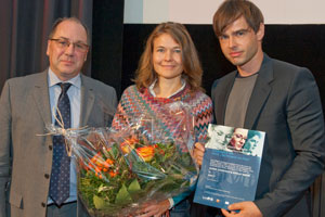 Foto: Petra Spiola Artikelbild: Ingolf Schädler vom bmvit gratuliert den GewinnerInnen des FEMtech-Sonderpreises "Technikerin im Film", Ulrike Schweiger und Nikolai Kanow, der im Rahmen des BMWF-Drehbuchwettbewerbs vergeben wurde. - Foto: Petra Spiola