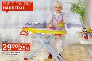 Foto: Prospekt von XXXLutz Artikelbild: Alles klar: Mädchen spielen mit Haushaltsgeräten... - Foto: Prospekt von XXXLutz