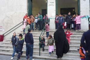 Unterrichtsschluss in der Pisacane-Volksschule im Osten
Roms. Trotz ihrer Herkunft fühlen sich die meisten Kinder als Italiener
und sprechen römischen Dialekt. Unterrichtsschluss in der Pisacane-Volksschule im Osten
Roms. Trotz ihrer Herkunft fühlen sich die meisten Kinder als Italiener
und sprechen römischen Dialekt.