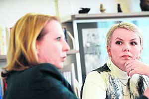 Foto: Der Standard/Heribert Corn Artikelbild: Eine Zukunft mit mehr Geschlechtergerechtigkeit braucht positive weibliche Vorbilder in der Gegenwart, meint Doris Bures. Das Nachdenken über das ganze System, wie Gesellschaft und Ökonomie organisiert sein sollen, ist eine zentrale Forschungsfrage für Gabriele Michalitsch. - Foto: Der Standard/Heribert Corn